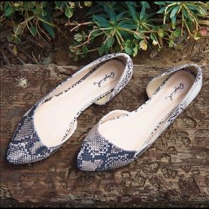 NIB- Qupid Beige/Brown Snakeskin Flats- Size 9